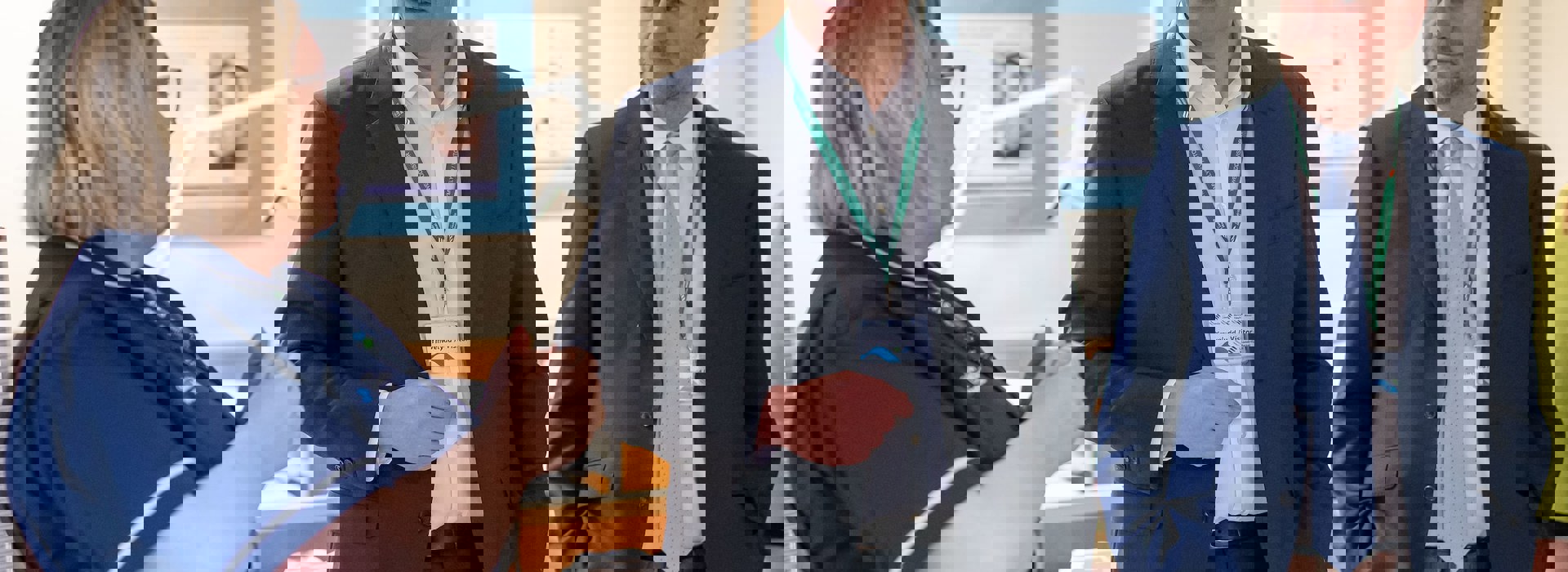 Cefin Campbell AS gyda nyrs a Rhun ap Iorwerth AS
