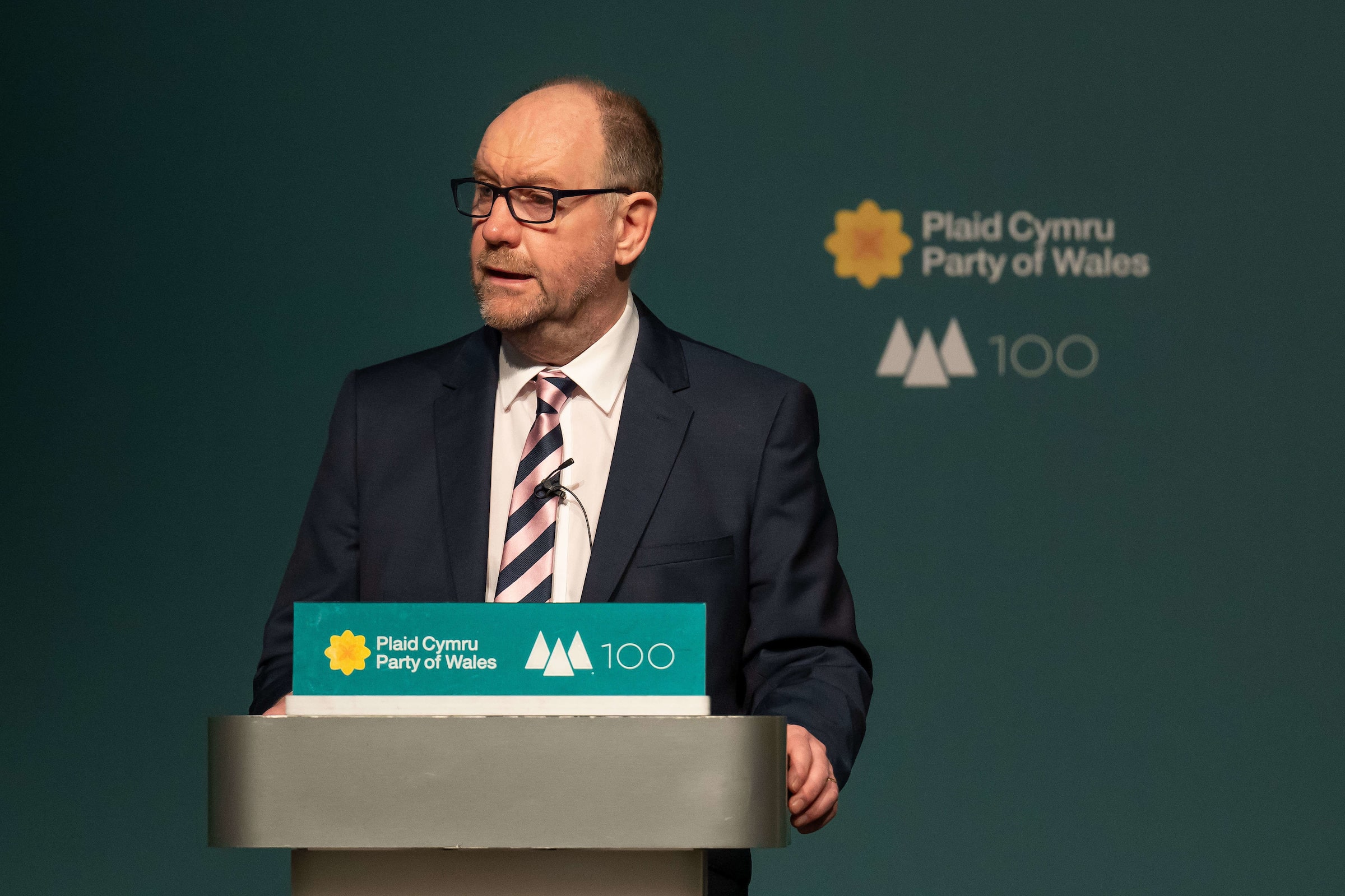 Cefin Campbell AS a grŵp y tu allan yn cael eu briffio