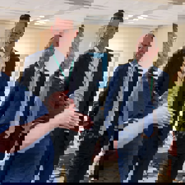 Llun 2