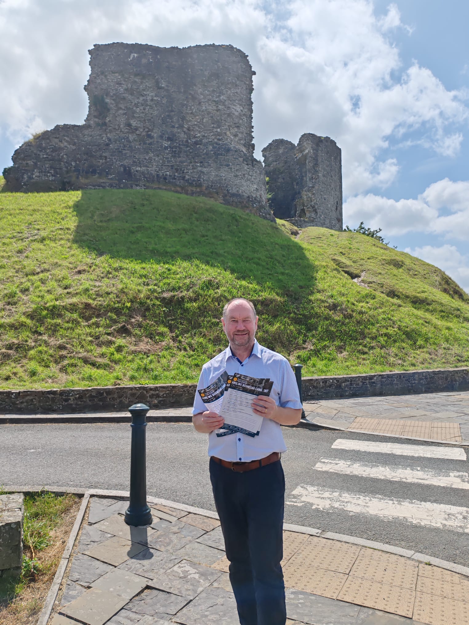 Cefin Campbell AS gyda'r arolwg ger Castell Llanymddyfri