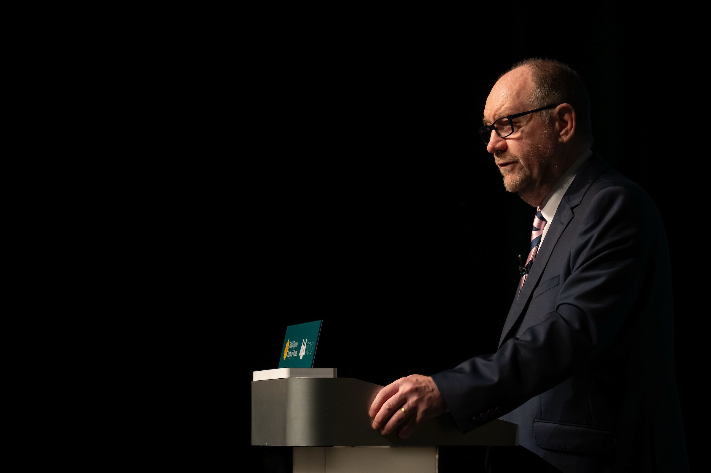Cefin Campbell AS yn siarad ar lwyfan