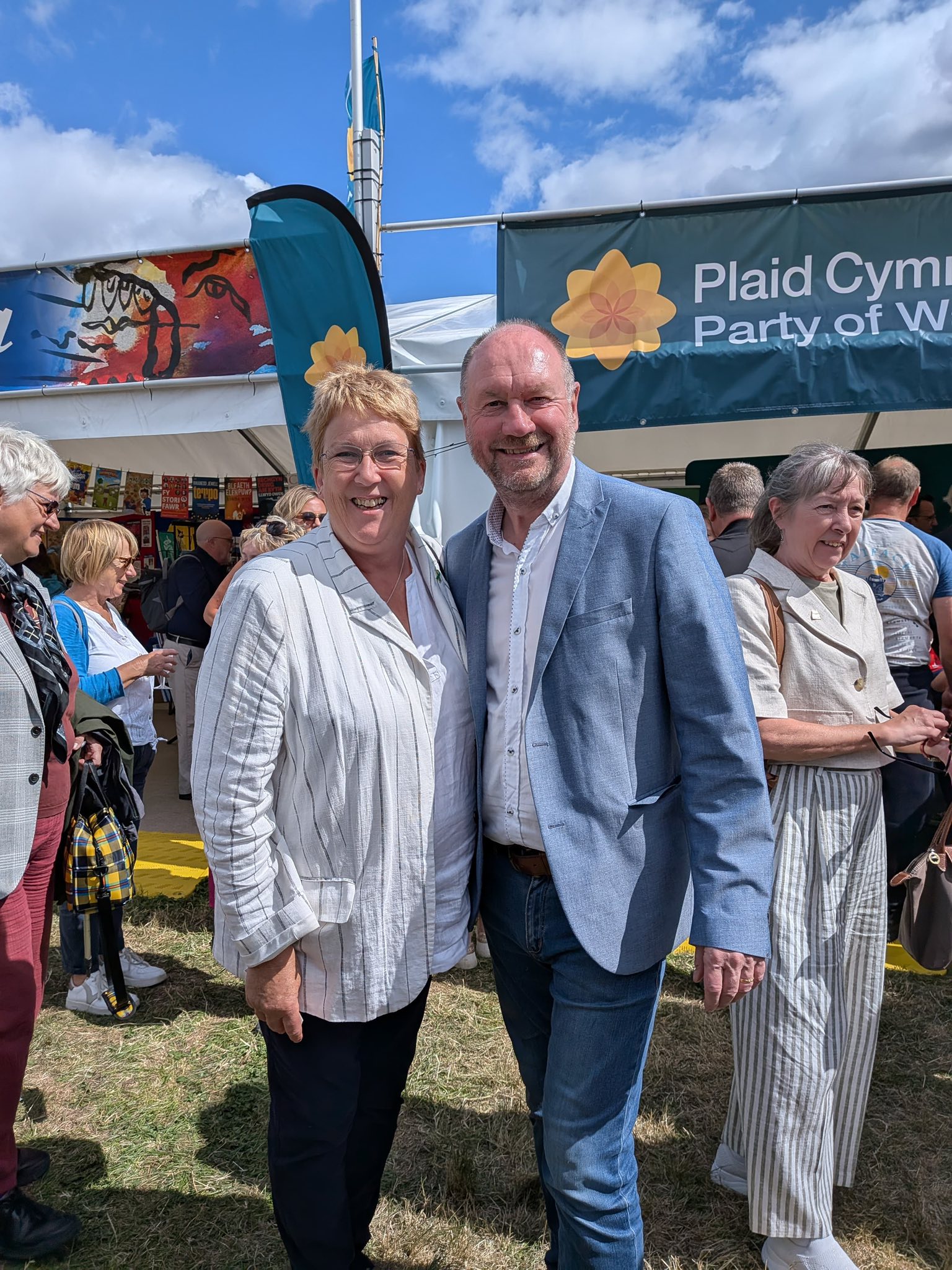 Ann Davies AS a Cefin Campbell AS yn yr Eisteddfod Genedlaethol