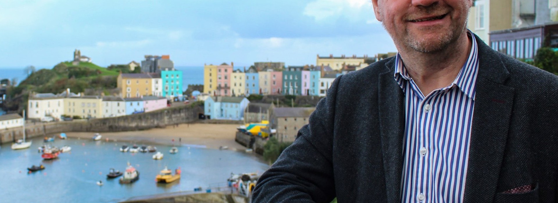 Cefin Campbell AS yn sgwrsio â dyn arall