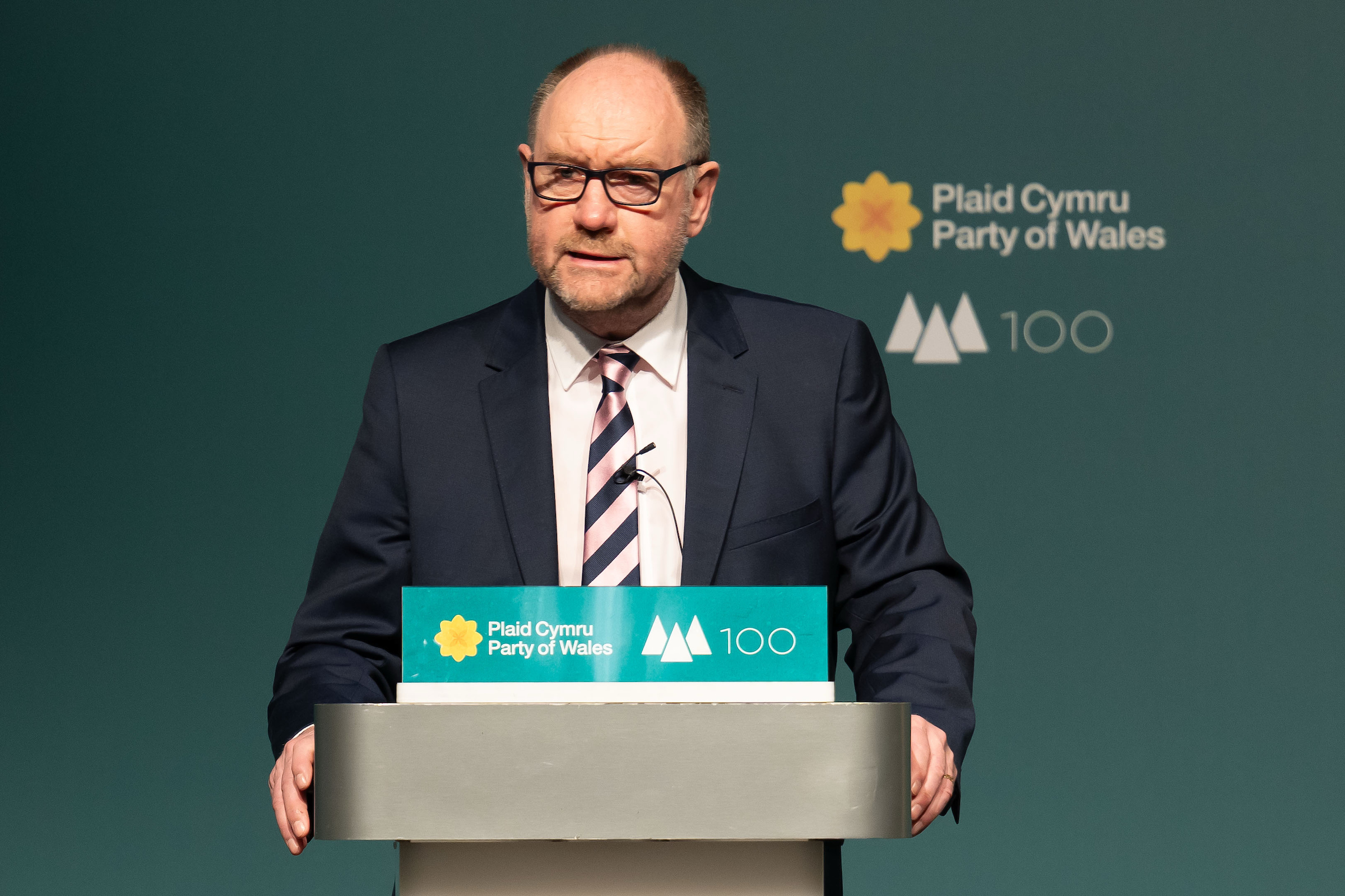 Cefin Campbell AS yn siarad ar lwyfan