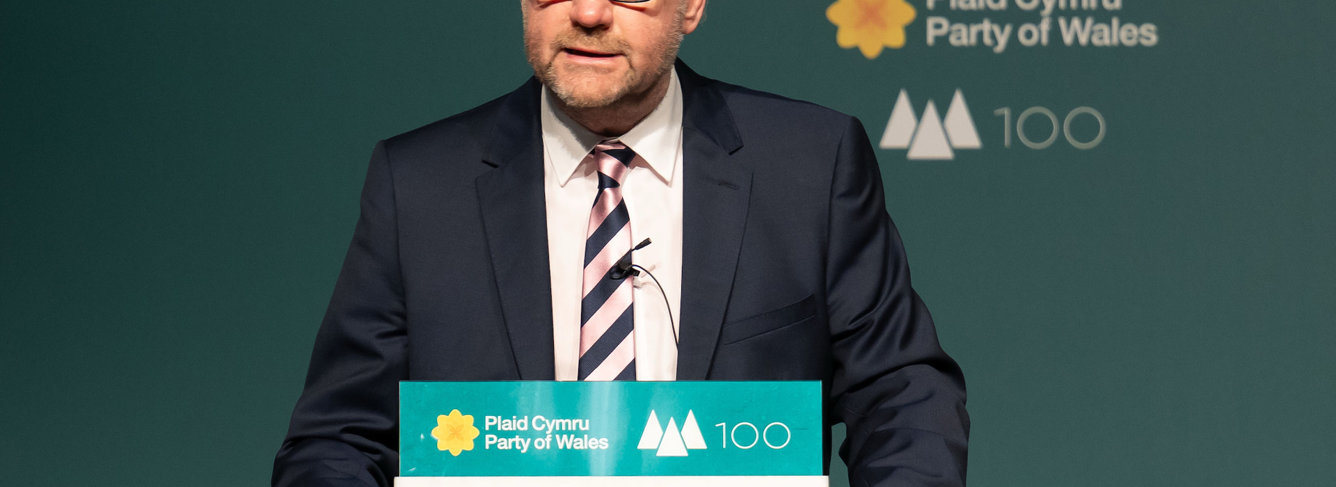 Cefin Campbell AS yn siarad ar lwyfan